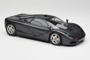 McLaren F1 Carbon Preto Metálico Minichamps 1:18 530133420 Metal - imagem 6 de 8