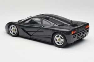 McLaren F1 Carbon Preto Metálico Minichamps 1:18 530133420 Metal - imagem 7 de 8
