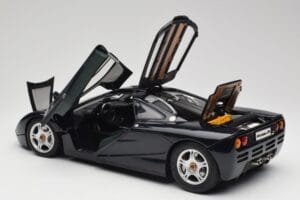 McLaren F1 Dark Blue Metallic Minichamps 1:12 530133128 Metal - imagem 6 de 9