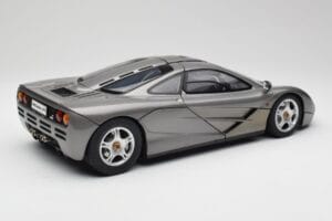 McLaren F1 Dark Silver Minichamps 1:12 530133124 Metal - imagem 3 de 8