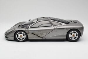 McLaren F1 Dark Silver Minichamps 1:12 530133124 Metal - imagem 4 de 8