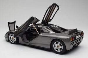 McLaren F1 Dark Silver Minichamps 1:12 530133124 Metal - imagem 5 de 8