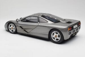 McLaren F1 Dark Silver Minichamps 1:12 530133124 Metal - imagem 7 de 8