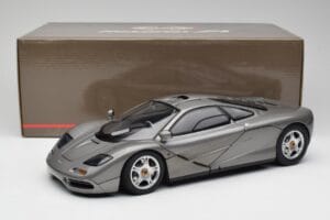 McLaren F1 Dark Silver Minichamps 1:12 530133124 Metal - imagem 8 de 8