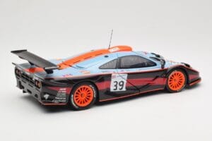 McLaren F1 GTR #39 Gulf R. Bellm / A. Gilbert / M. Sekiya 24 Hours of Le Mans 1997 UT Models 1:18 39725 Metal - imagem 3 de 8