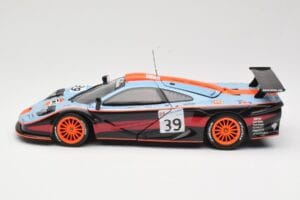 McLaren F1 GTR #39 Gulf R. Bellm / A. Gilbert / M. Sekiya 24 Hours of Le Mans 1997 UT Models 1:18 39725 Metal - imagem 4 de 8