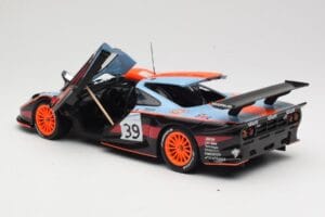 McLaren F1 GTR #39 Gulf R. Bellm / A. Gilbert / M. Sekiya 24 Hours of Le Mans 1997 UT Models 1:18 39725 Metal - imagem 5 de 8