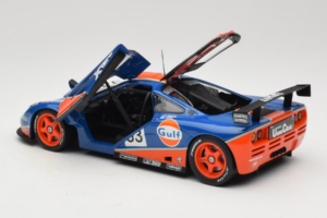 McLaren F1 GTR Gulf #33 R. Bellm / M. Weaver / J-J. Lehto 24 Hours of Le Mans 1996 UT Models 1:18 530161833 Metal - imagem 5 de 8