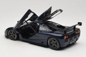McLaren F1 GTR Le Mans Edition Roxo UT Models 1:18 MCLAREN001 Metal - imagem 5 de 8
