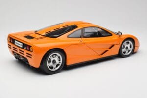 McLaren F1 Laranja Minichamps 1:12 530133131 Metal - imagem 3 de 9