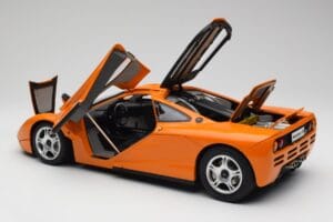 McLaren F1 Laranja Minichamps 1:12 530133131 Metal - imagem 6 de 9