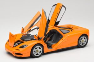 McLaren F1 Laranja Minichamps 1:18 530133421 Metal - imagem 2 de 8