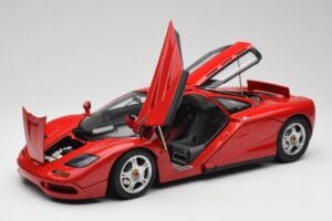 McLaren F1 Vermelho Minichamps 1:12 530133125 Metal - imagem 2 de 9