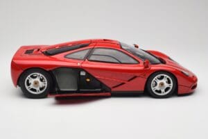 McLaren F1 Vermelho Minichamps 1:12 530133125 Metal - imagem 4 de 9