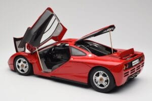 McLaren F1 Vermelho Minichamps 1:12 530133125 Metal - imagem 6 de 9