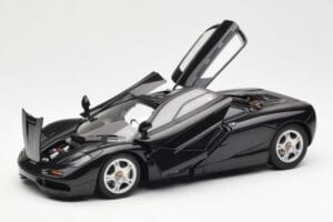 McLaren F1 Road Car Preto AUTOart 1:18 76002 Metal - imagem 2 de 8