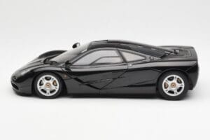 McLaren F1 Road Car Preto AUTOart 1:18 76002 Metal - imagem 4 de 8