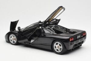 McLaren F1 Road Car Preto AUTOart 1:18 76002 Metal - imagem 5 de 8