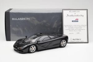 McLaren F1 Road Car Preto AUTOart 1:18 76002 Metal - imagem 8 de 8