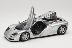 McLaren F1 Prata UT Models 1:18 530133180-R1 Metal - imagem 2 de 8
