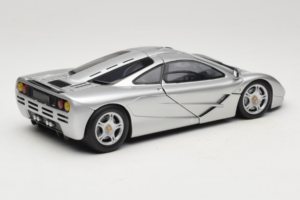 McLaren F1 Prata UT Models 1:18 530133180-R1 Metal - imagem 3 de 8