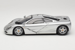 McLaren F1 Prata UT Models 1:18 530133180-R1 Metal - imagem 4 de 8