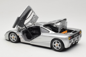 McLaren F1 Prata UT Models 1:18 530133180-R1 Metal - imagem 5 de 8
