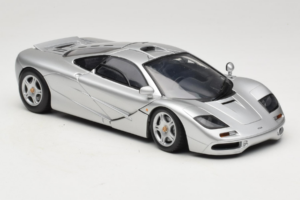 McLaren F1 Prata UT Models 1:18 530133180-R1 Metal - imagem 6 de 8