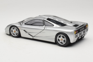 McLaren F1 Prata UT Models 1:18 530133180-R1 Metal - imagem 7 de 8