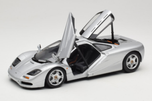McLaren F1 Prateado UT Models 1:18 530133180 Metal - imagem 2 de 8