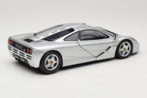 McLaren F1 Prateado UT Models 1:18 530133180 Metal - imagem 3 de 8