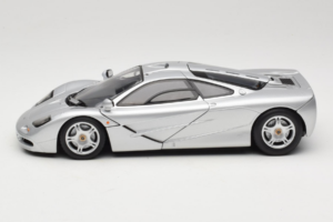 McLaren F1 Prateado UT Models 1:18 530133180 Metal - imagem 4 de 8