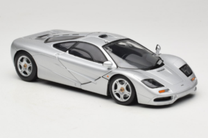 McLaren F1 Prateado UT Models 1:18 530133180 Metal - imagem 6 de 8