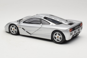 McLaren F1 Prateado UT Models 1:18 530133180 Metal - imagem 7 de 8