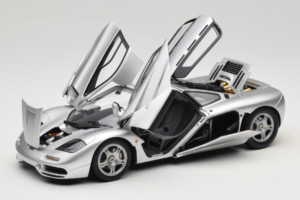 McLaren F1 Prata LCD 1:18 LCD18014-SI Metal - imagem 2 de 8