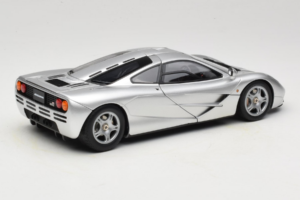 McLaren F1 Prata LCD 1:18 LCD18014-SI Metal - imagem 3 de 8