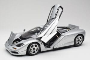 McLaren F1 Prata Minichamps 1:12 530133129 Metal - imagem 2 de 8
