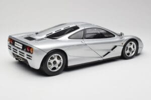 McLaren F1 Prata Minichamps 1:12 530133129 Metal - imagem 3 de 8