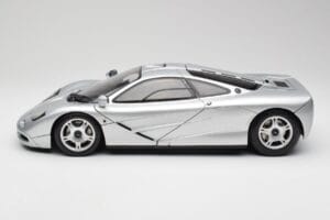 McLaren F1 Prata Minichamps 1:12 530133129 Metal - imagem 4 de 8