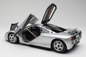 McLaren F1 Prata Minichamps 1:12 530133129 Metal - imagem 5 de 8