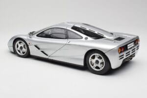 McLaren F1 Prata Minichamps 1:12 530133129 Metal - imagem 7 de 8