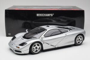 McLaren F1 Prata Minichamps 1:12 530133129 Metal - imagem 8 de 8