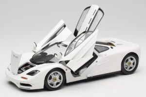 McLaren F1 Branco Minichamps 1:18 530133424 Metal - imagem 2 de 8