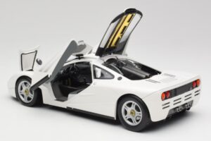 McLaren F1 Branco Minichamps 1:18 530133424 Metal - imagem 5 de 8