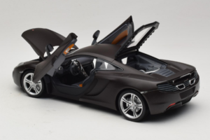 McLaren MP4-12C Matt Black Minichamps 1:18 110133021 Metal - imagem 5 de 8