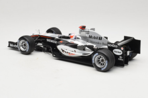 McLaren MP4-20 Mercedes #9 K. Raikkonen F1 2005 Minichamps 1:18 B66962337 Metal - imagem 5 de 6