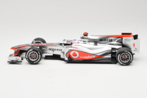 McLaren MP4-25 Mercedes #1 J. Button Vodafone McLaren Showcar F1 2010 Minichamps 1:18 530101801 Metal - imagem 3 de 7