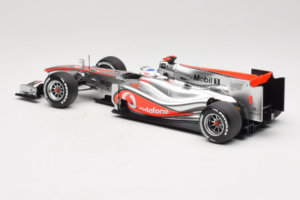 McLaren MP4-25 Mercedes #1 J. Button Vodafone McLaren Showcar F1 2010 Minichamps 1:18 530101801 Metal - imagem 5 de 7