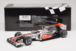 McLaren MP4-25 Mercedes #1 J. Button Vodafone McLaren Showcar F1 2010 Minichamps 1:18 530101801 Metal - imagem 6 de 7