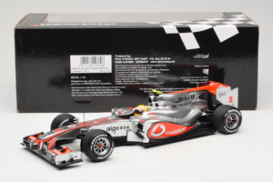 McLaren MP4-25 Mercedes #2 L. Hamilton Vodafone McLaren F1 2010 Minichamps 1:18 530101802 Metal - imagem 6 de 7